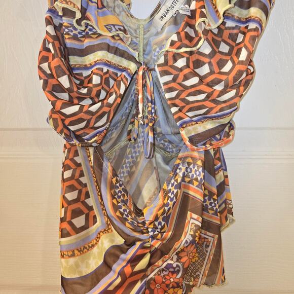 Urban Outfitters Geometric Cutout Top - Picture 4 of 4